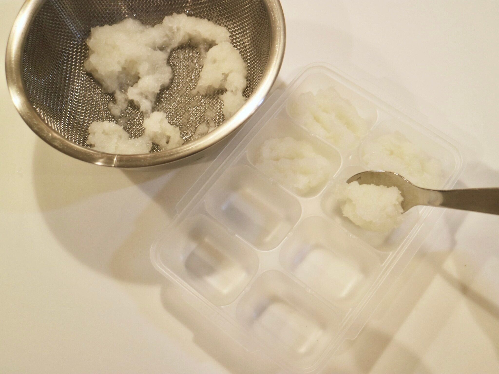 離乳食のときに使っていた容器。製氷皿も便利！