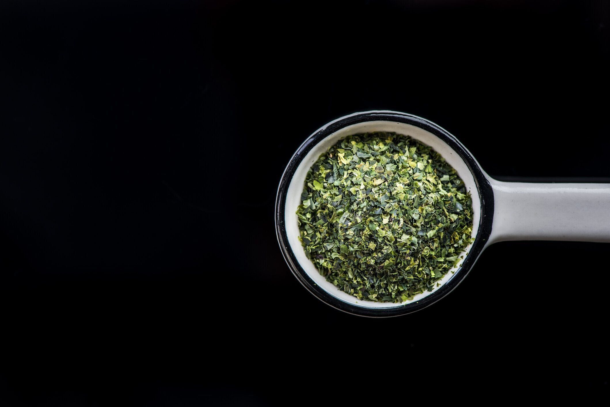 スプーンにアオノリわかめフレークを乾燥