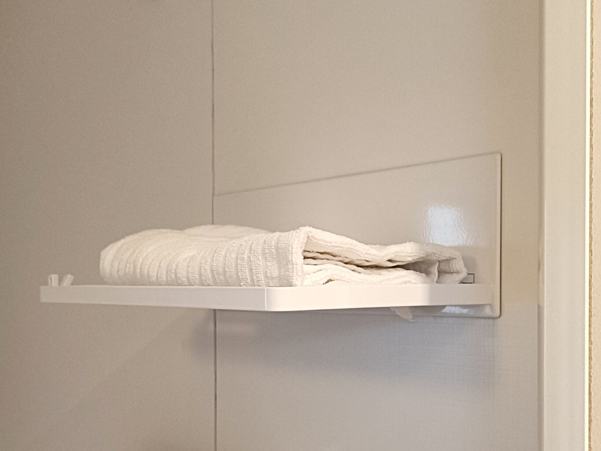 浴室に貼り付けたマグネット棚