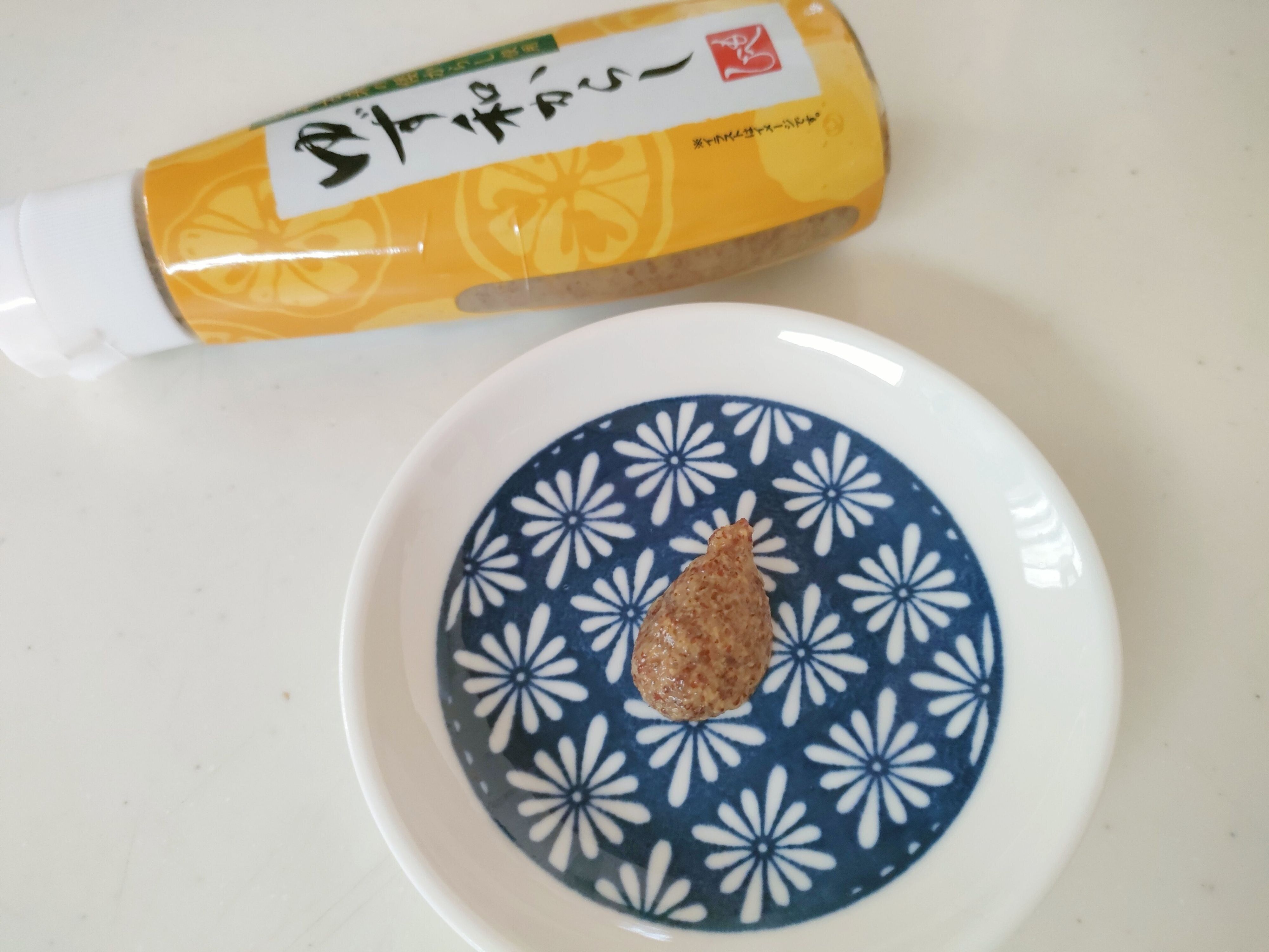 粒マスタードのような色と味