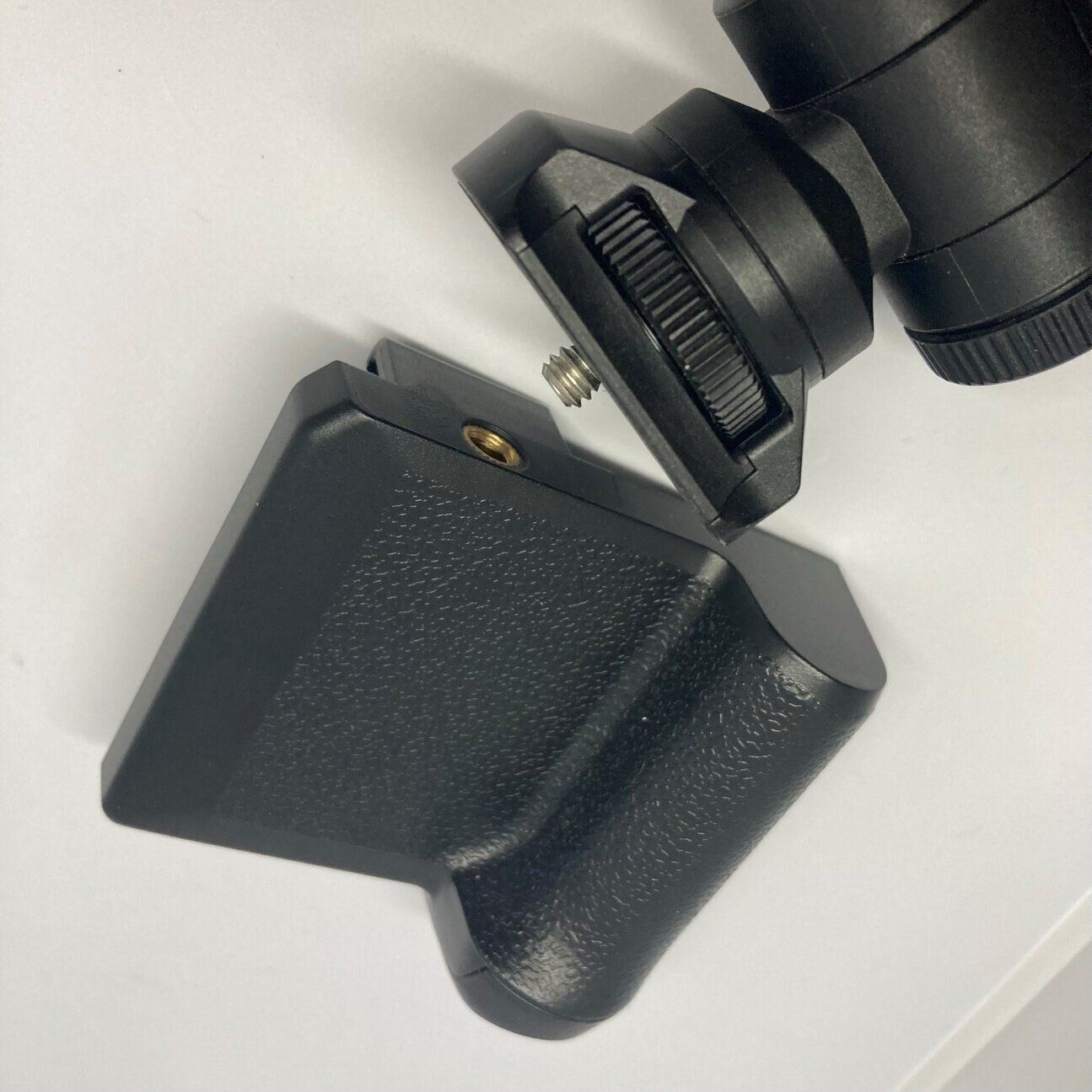 あなたのスマホがまるで高級カメラのような使い心地に！ダイソー「ワンハンドシャッター」