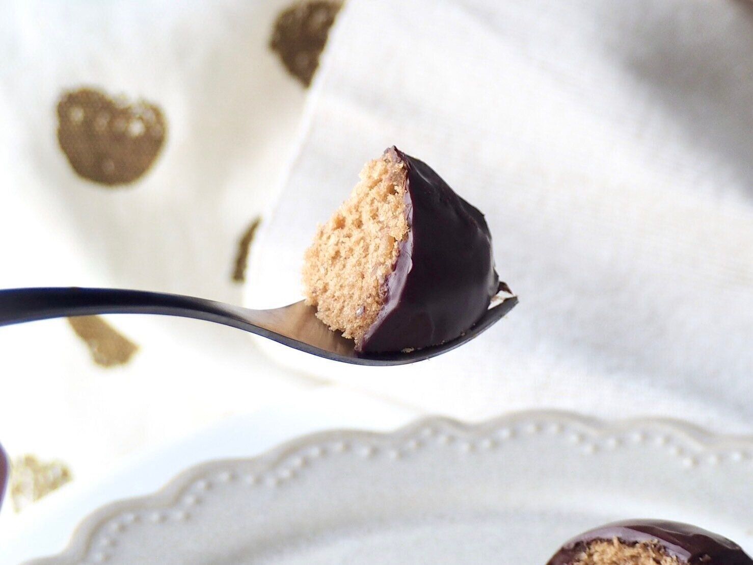 シャトレーゼ「ショコラケーキ イタリア栗」フォークのせ写真
