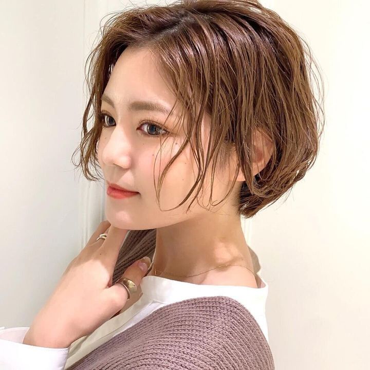 40代丸顔に似合うヘアスタイル 頬にかかるウェーブ感が小顔効果をアップ!