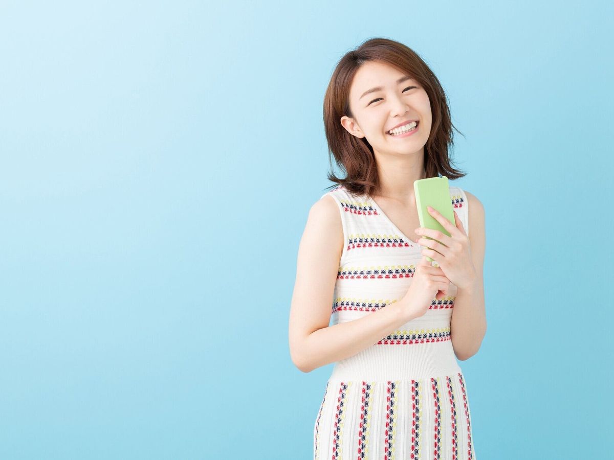 スマートフォンを見るアジアの女性
