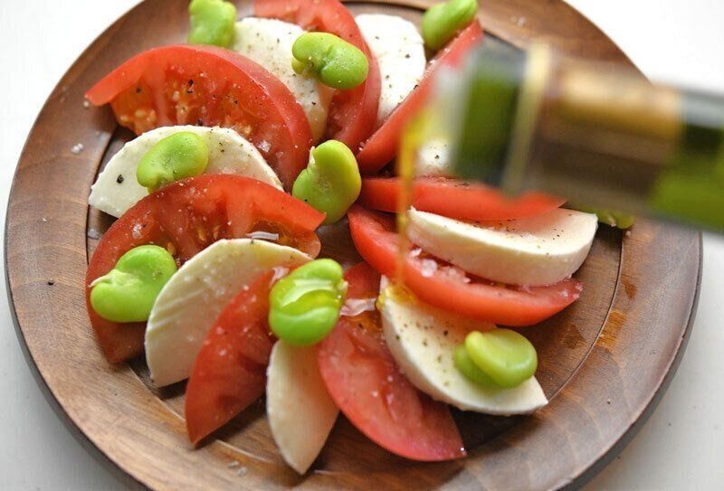 トマトとモッツアレラ、そら豆のカプレーゼ