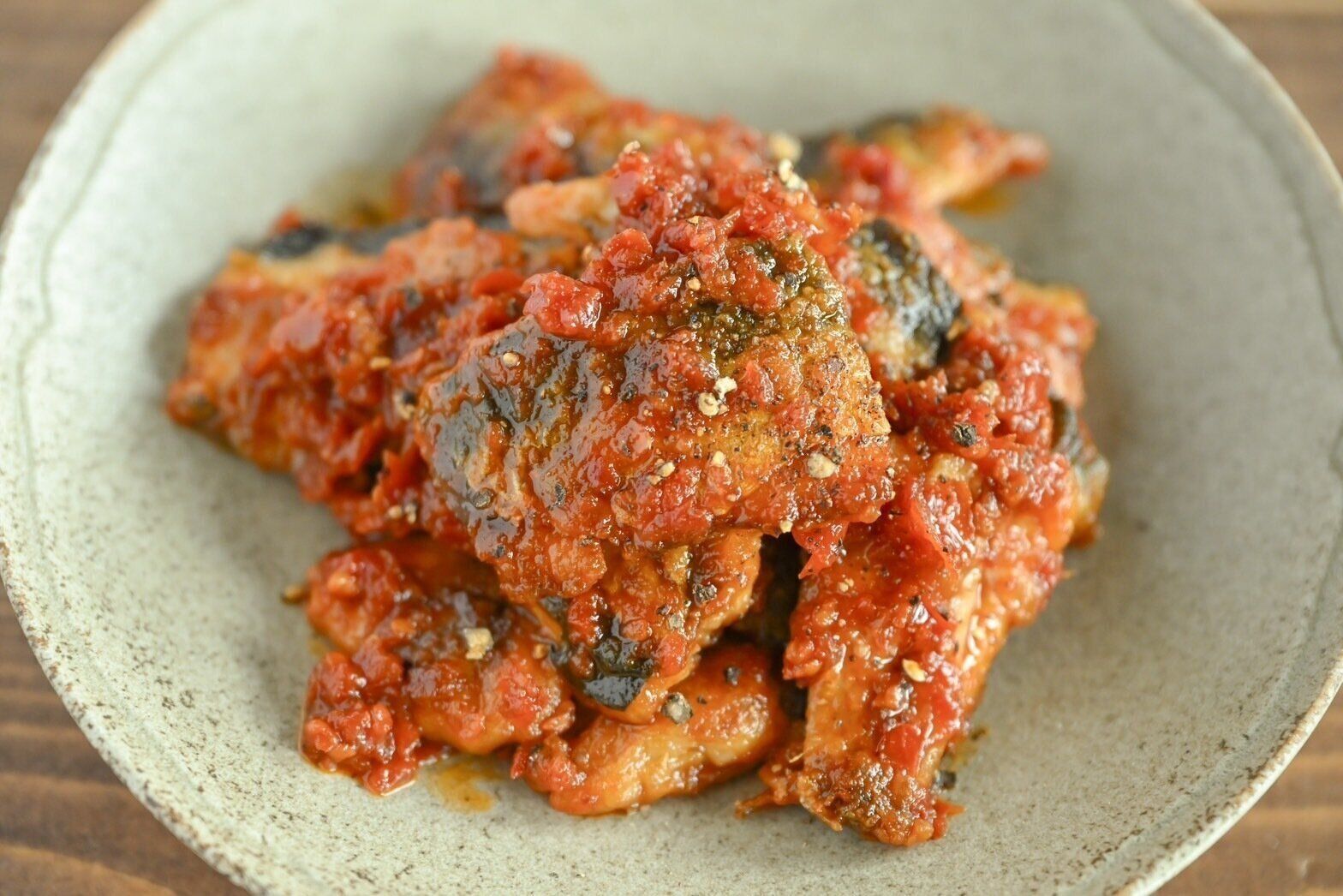 皿に盛られたいわしのドライトマト炒め