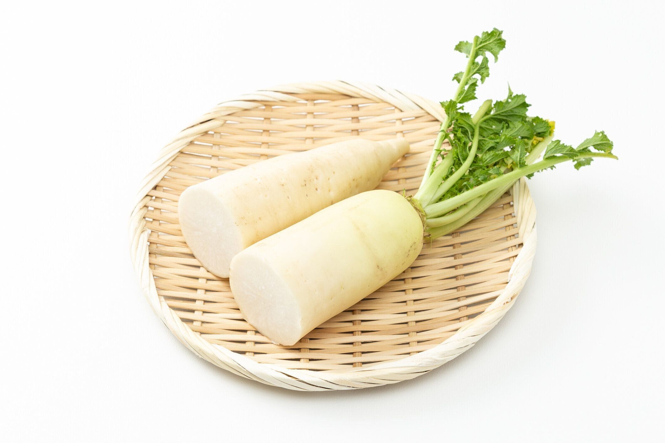 白い背景に大根。