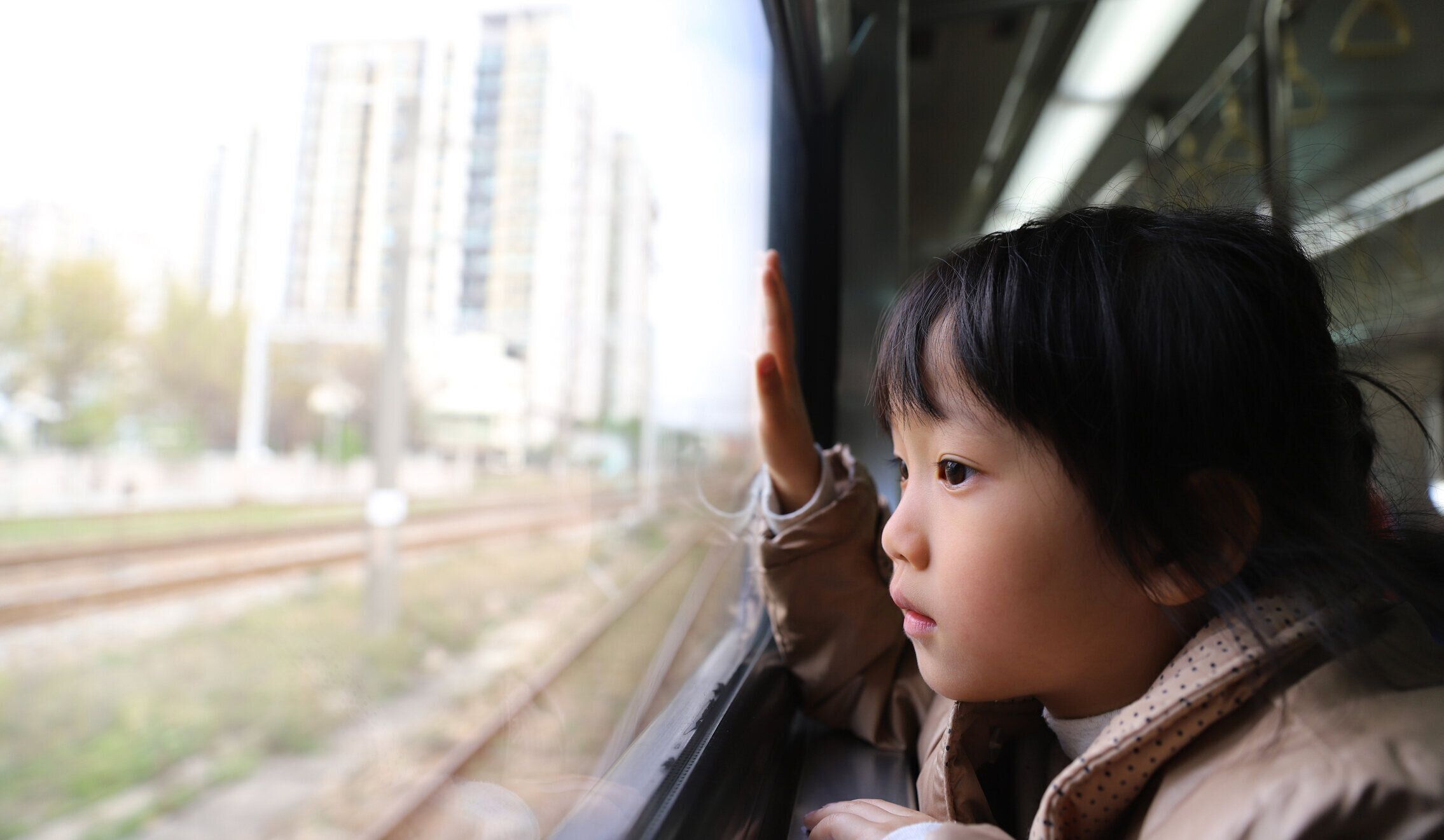 電車でマスクをしていないアジアの女の子。