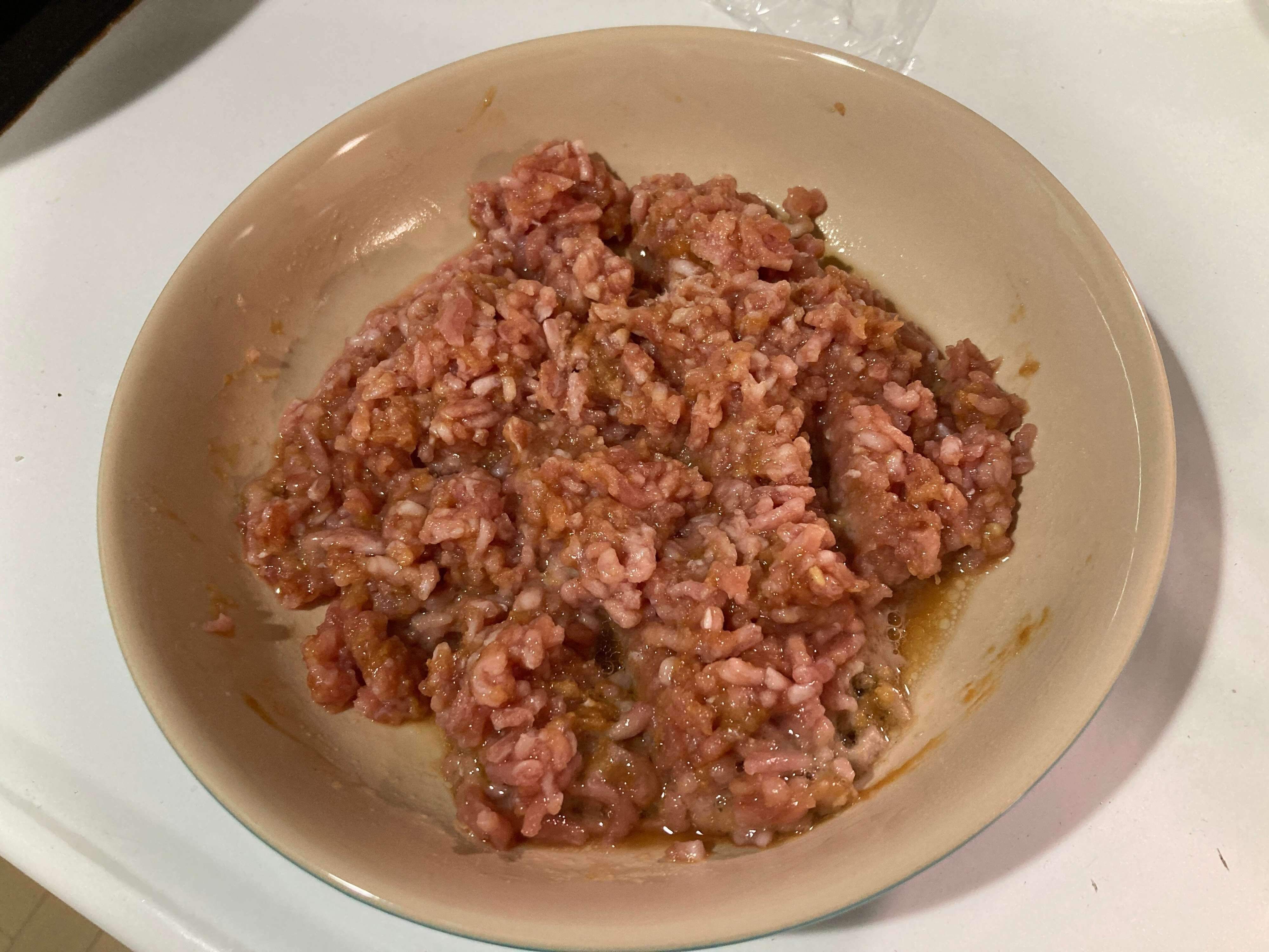 材料を混ぜ合わせたひき肉