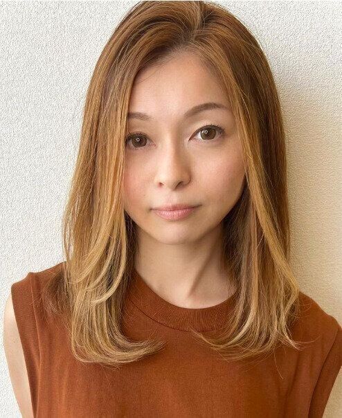 白髪が馴染む！ハイトーンカラーのセミロング