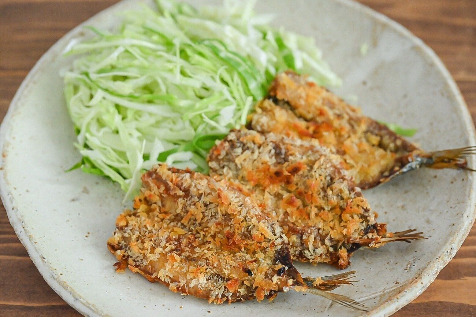陶器の皿に盛られたいわしのフライ