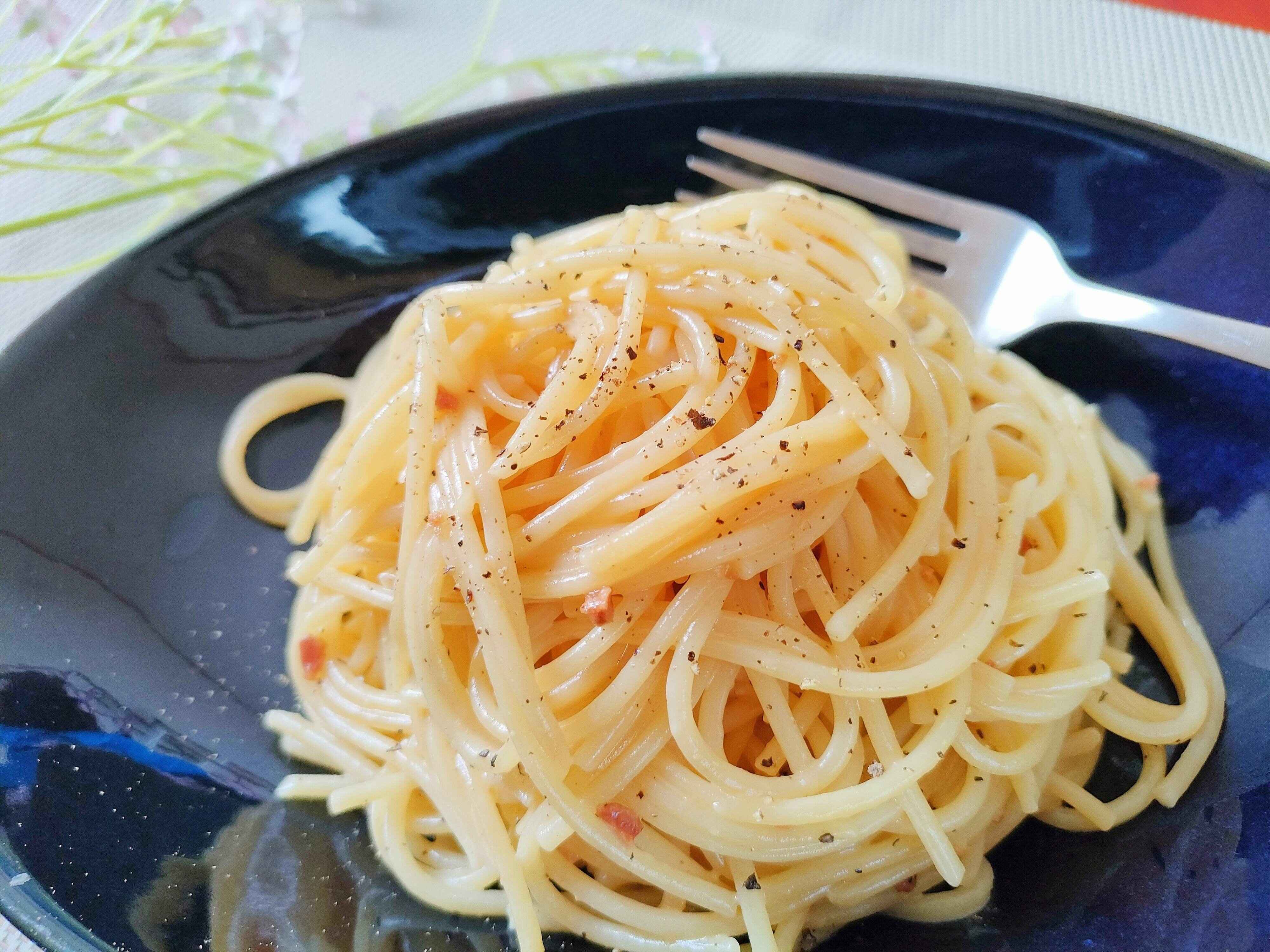 お皿に盛り付けた味噌カルボナーラ