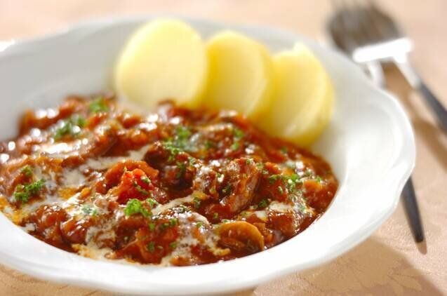 デミグラス缶でコク旨！ビーフストロガノフ