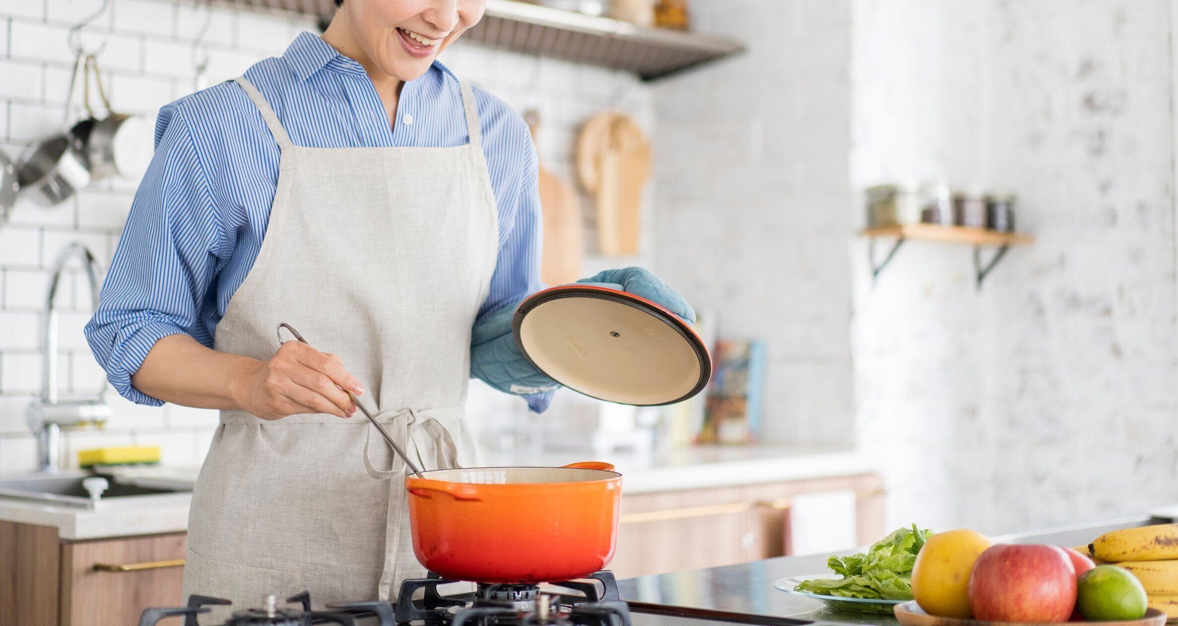 アジア人女性が料理をしている。