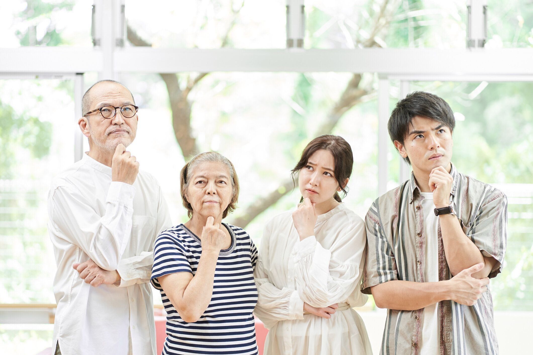 心配若いカップルと老夫婦