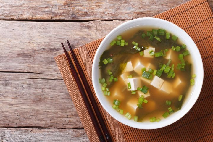 日本の味噌汁、ホワイトのボウル水平トップの眺め