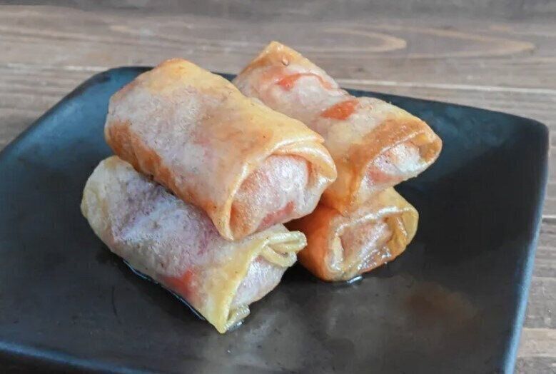 プチっと弾ける！トマトとベーコンの春巻き