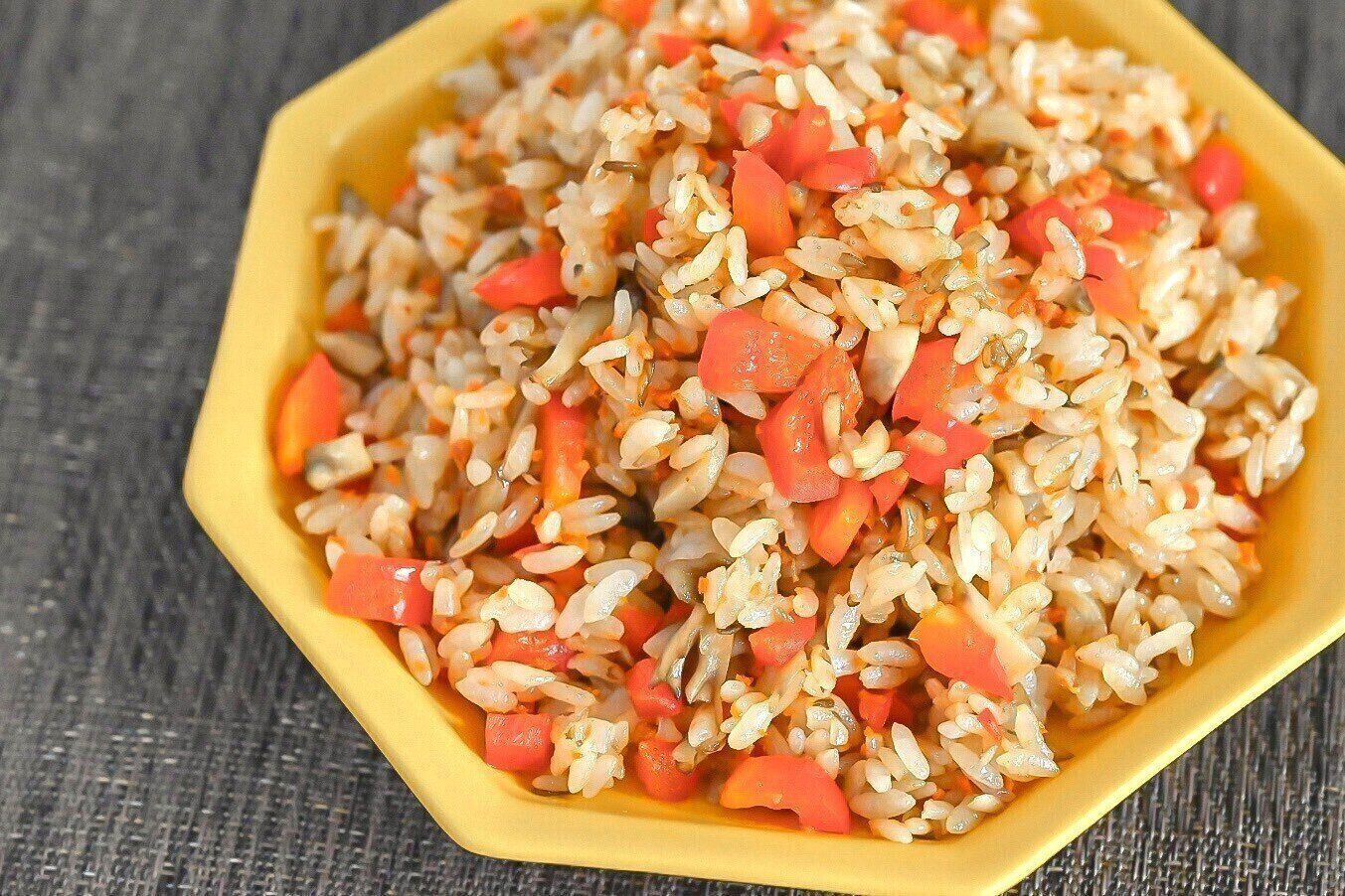 黄色い皿に盛られたまいたけとパプリカのピラフ