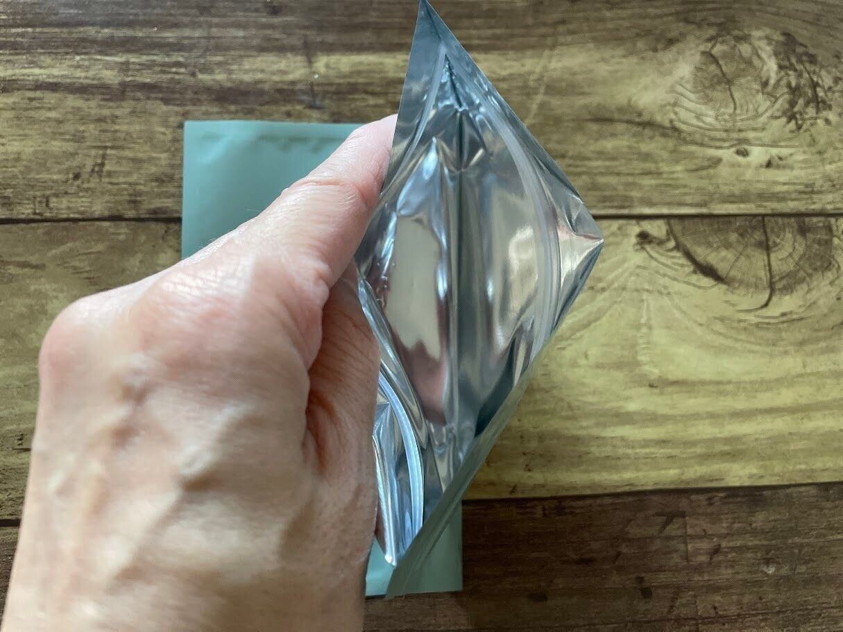 中はアルミでジッパーつき