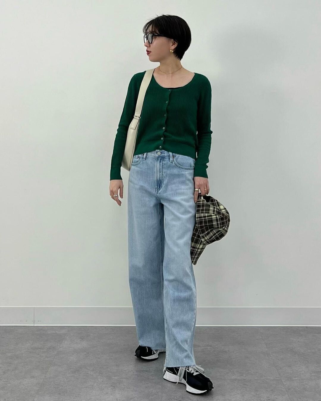 【ユニクロ】春のヒットアイテム「ワイドストレートジーンズ」！オシャレさんの着こなしをチェック