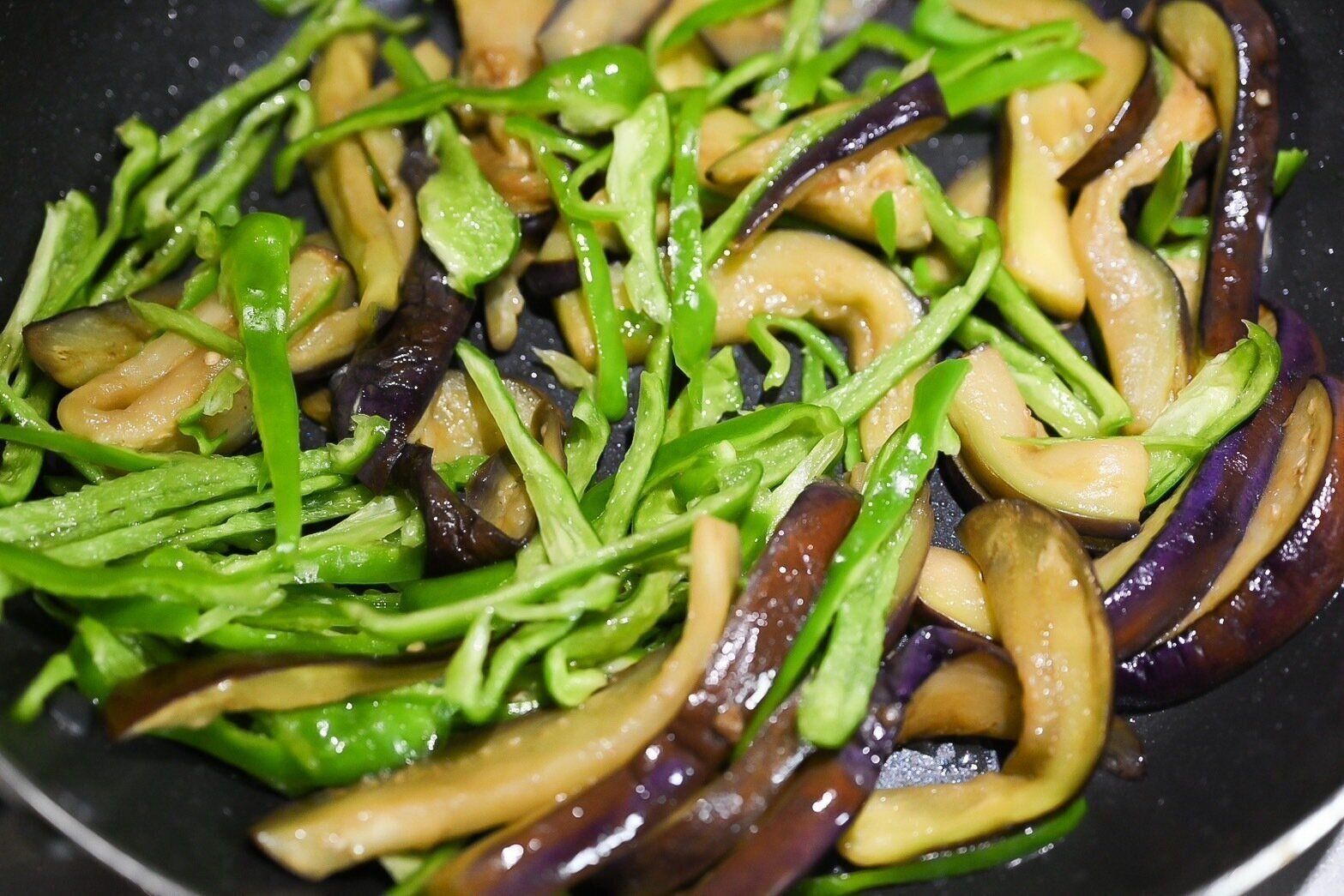 炒めたなすとピーマン
