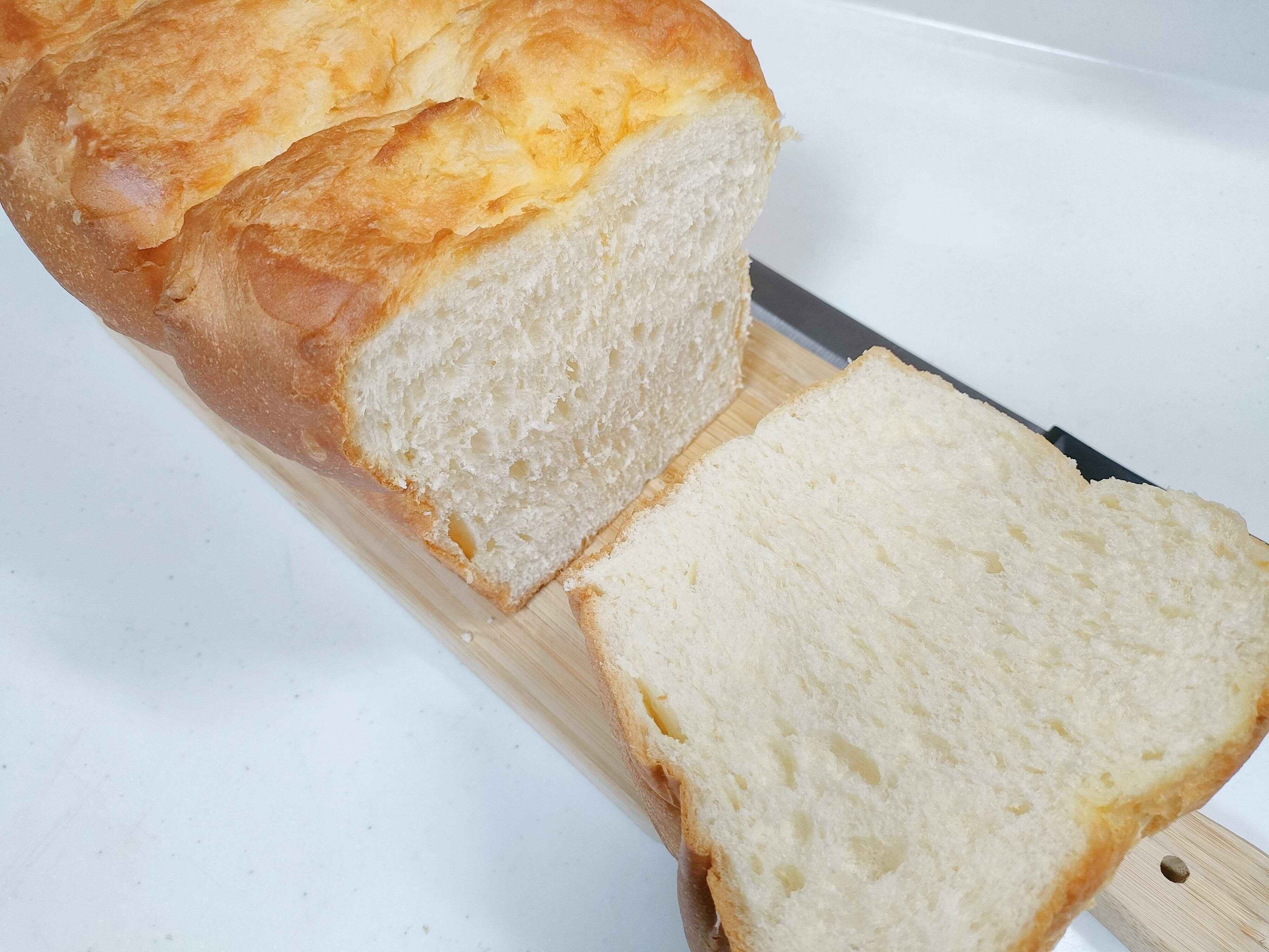 中はふわふわでバターが練り込まれているのがわかるホテルブレッドの切り口