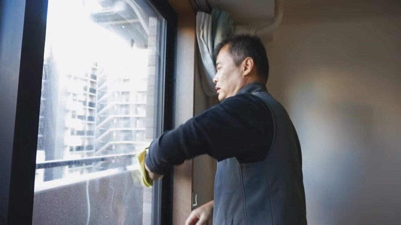 2．エタノールを吹きかけ、乾いた雑巾で拭く