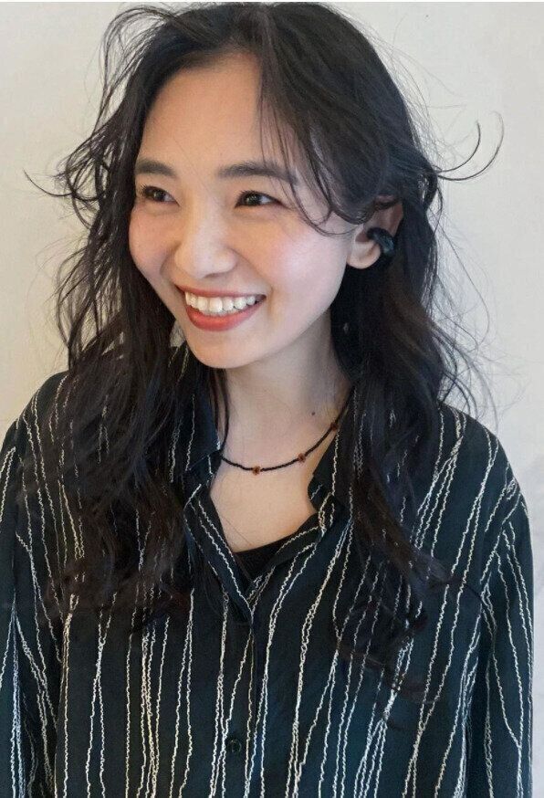 40代に似合うロングヘアスタイル。フワッと軽く重たく見えない！黒髪ウェーブ