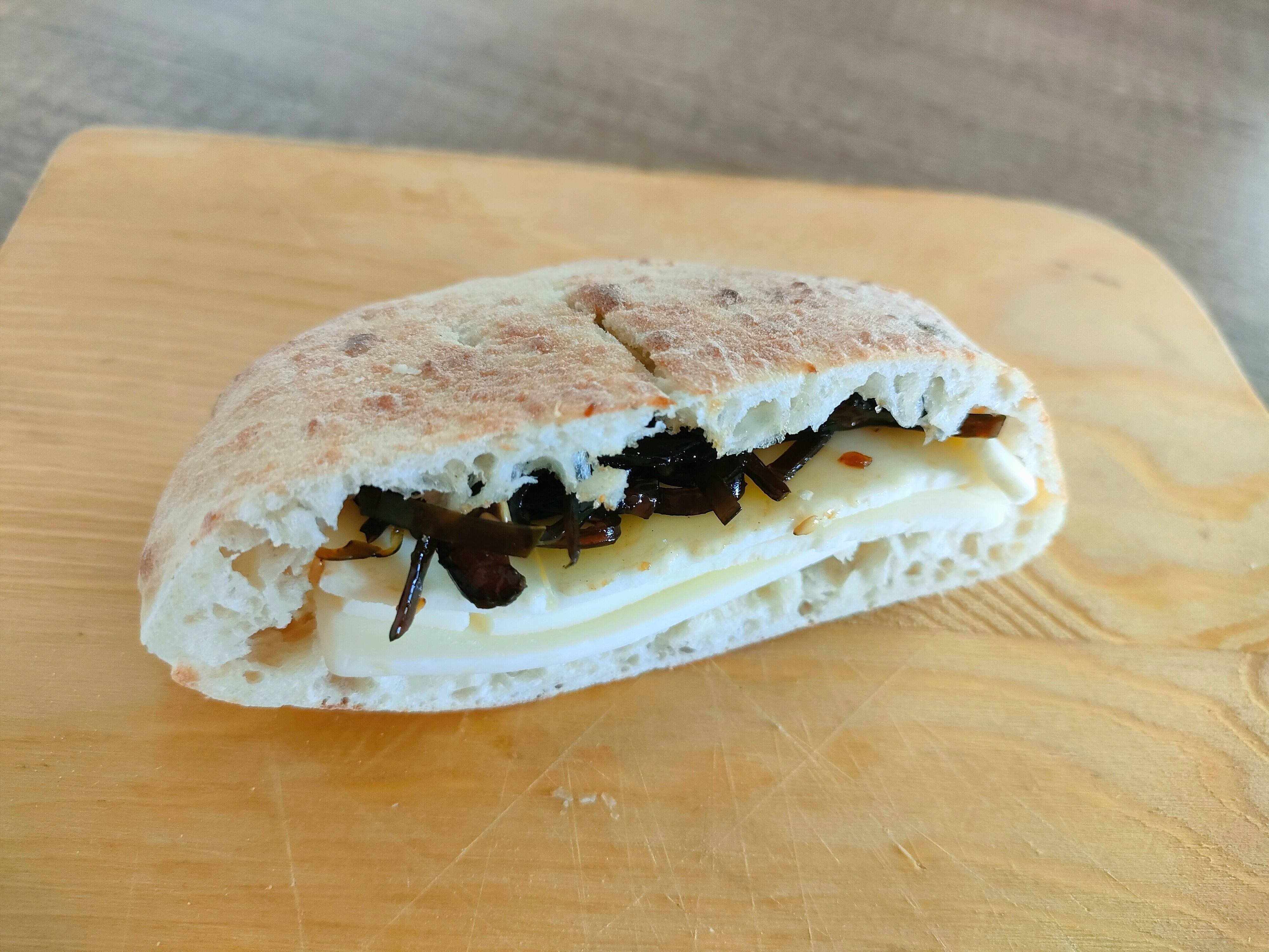 味付き昆布とチーズを挟んだピタパン