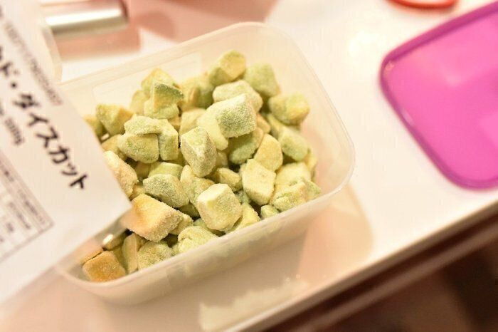 アボカド1個の可食部は約100ｇなので、およそ5個分入っています。生のアボカドを買うのと比べて、ものすごく安いわけではありませんが、手間を考えるとお得。