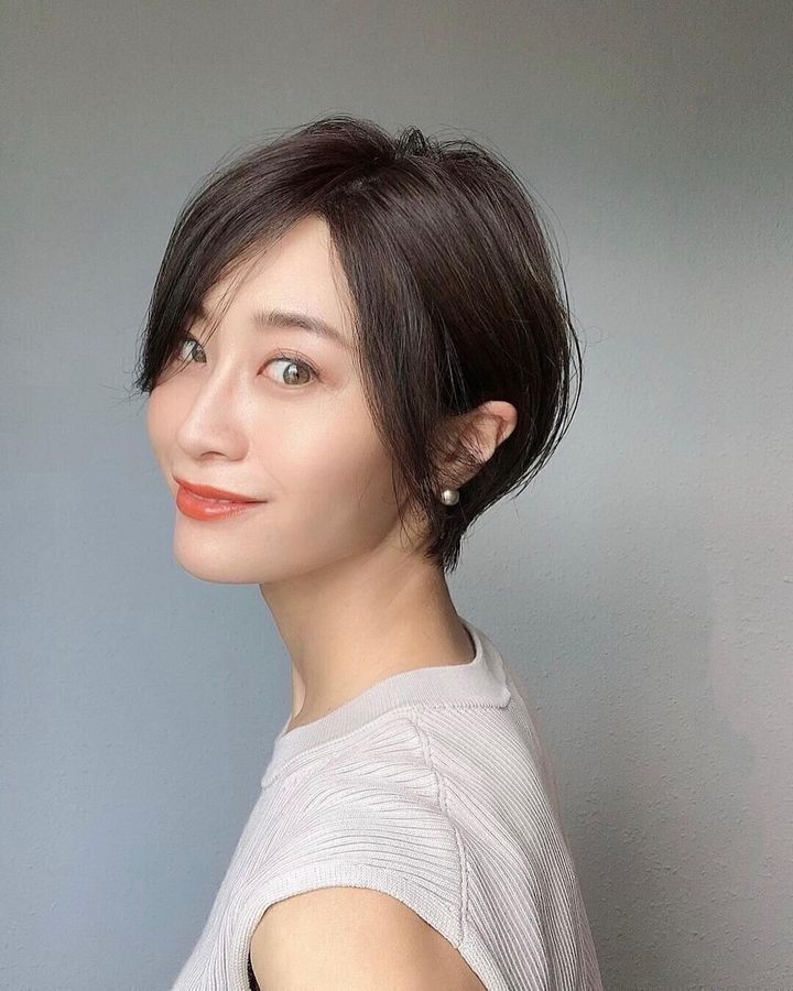 40代女性に似合うふんわりショートヘアスタイル!大人レイヤーショートボブで横顔美人に