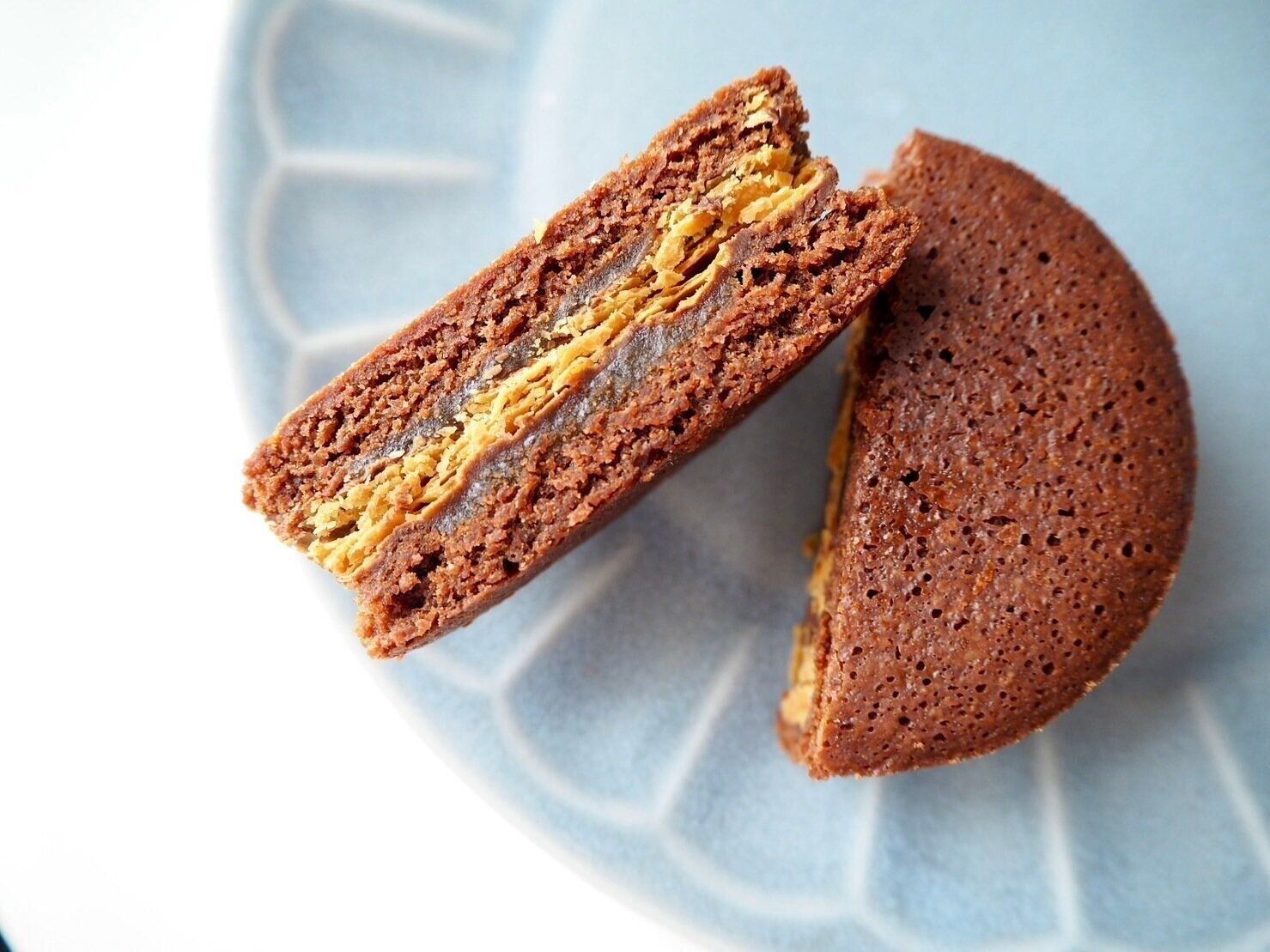 シャトレーゼ「なんばんショコラサンド 熊本県産和栗」断面写真