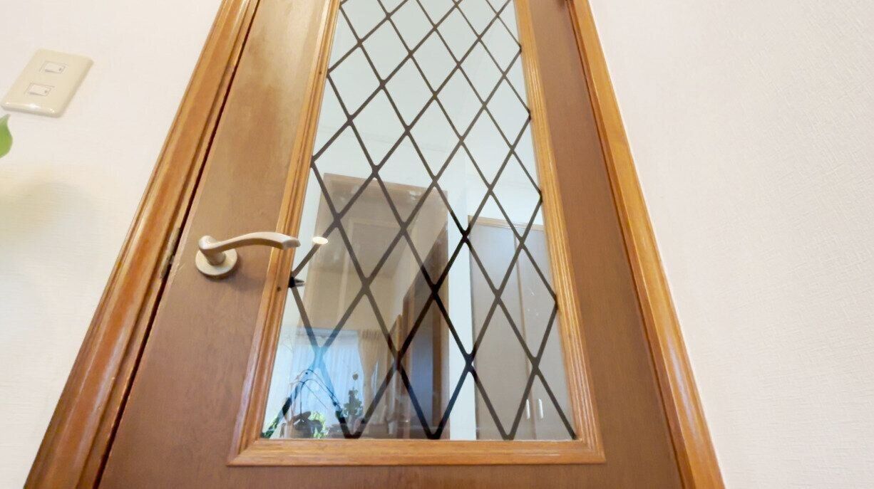 ガラスのついたリビングドア