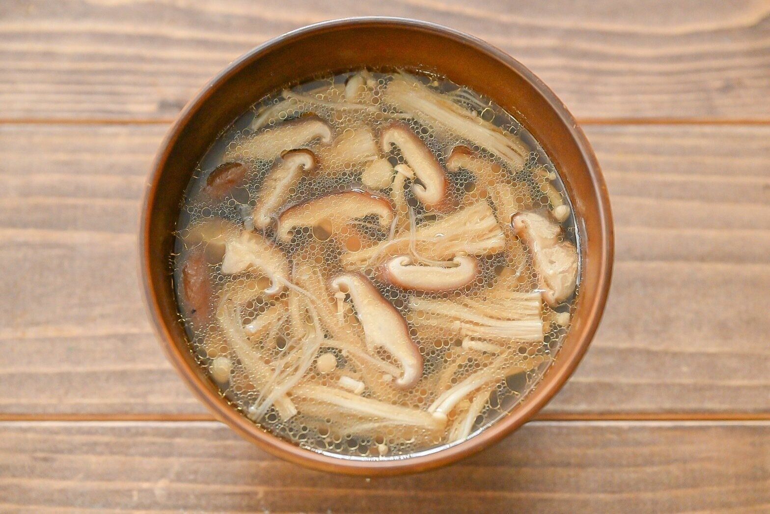 お椀に入ったきのこの中華スープ