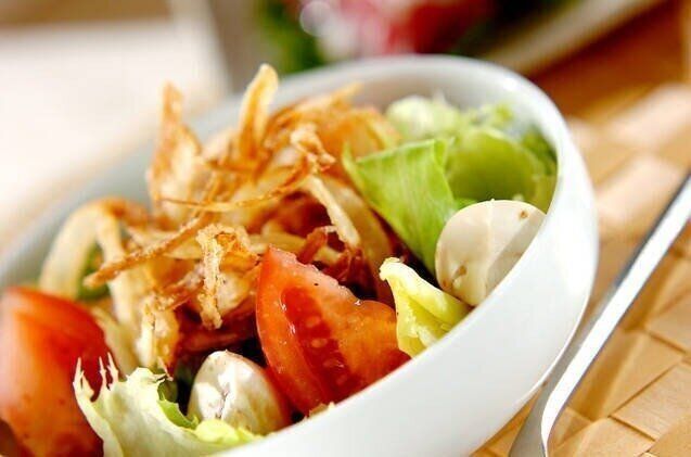 揚げ玉ネギのサラダ