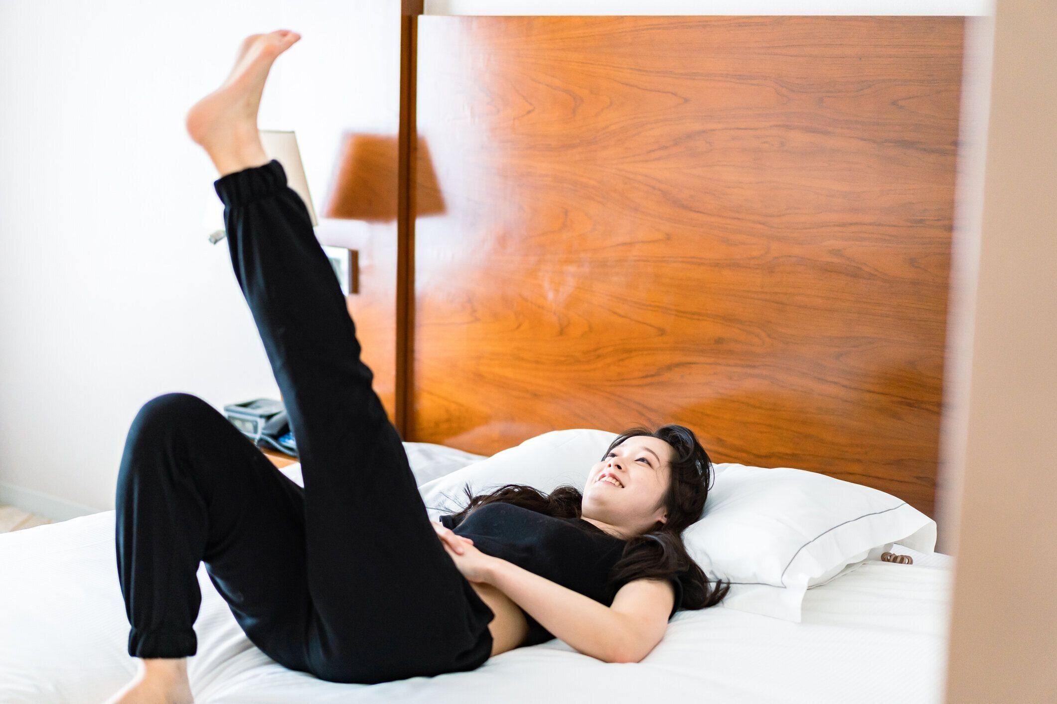 ベッドで若い女性のストレッチ