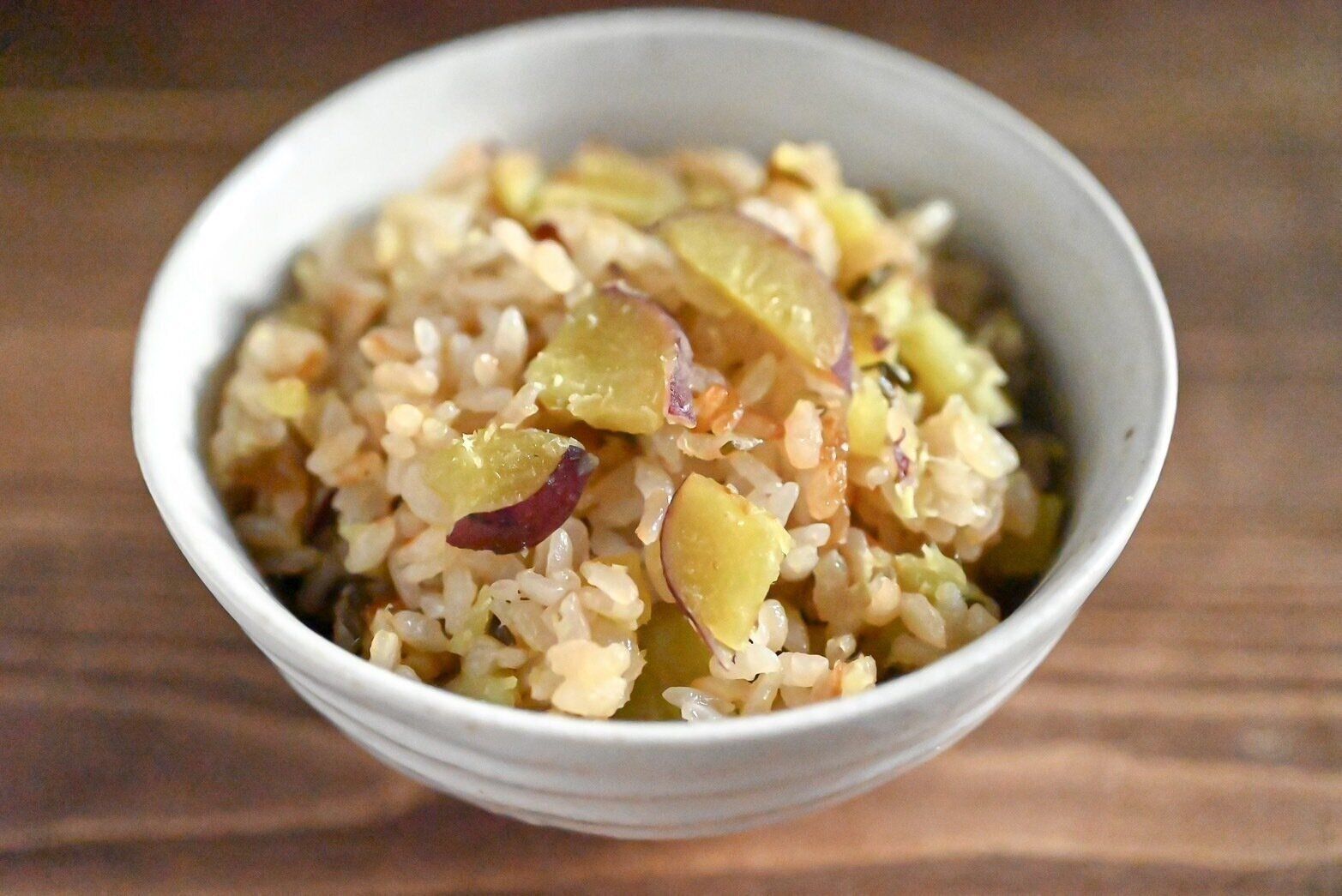 サツマイモと塩こんぶの炊き込みごはん