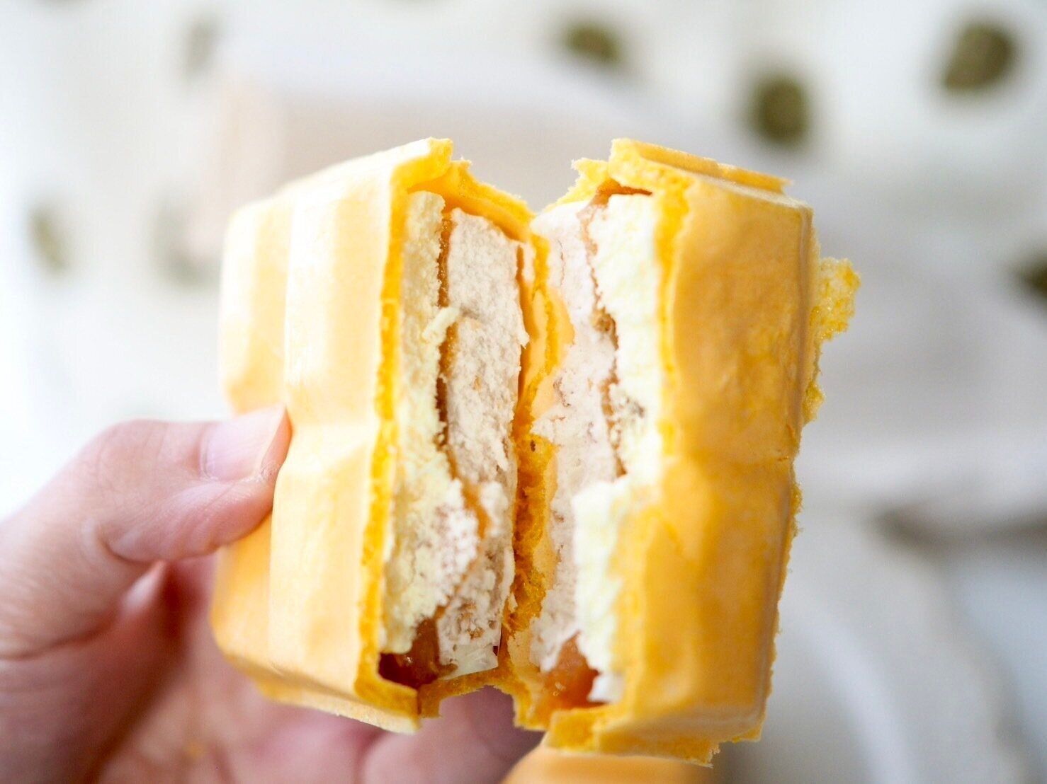 シャトレーゼ「DESSERTモナカ　シナモン香るふじりんごのタルト」断面写真