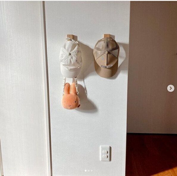 無印の壁に付けられる家具で自分でとれる高さにフックを設置