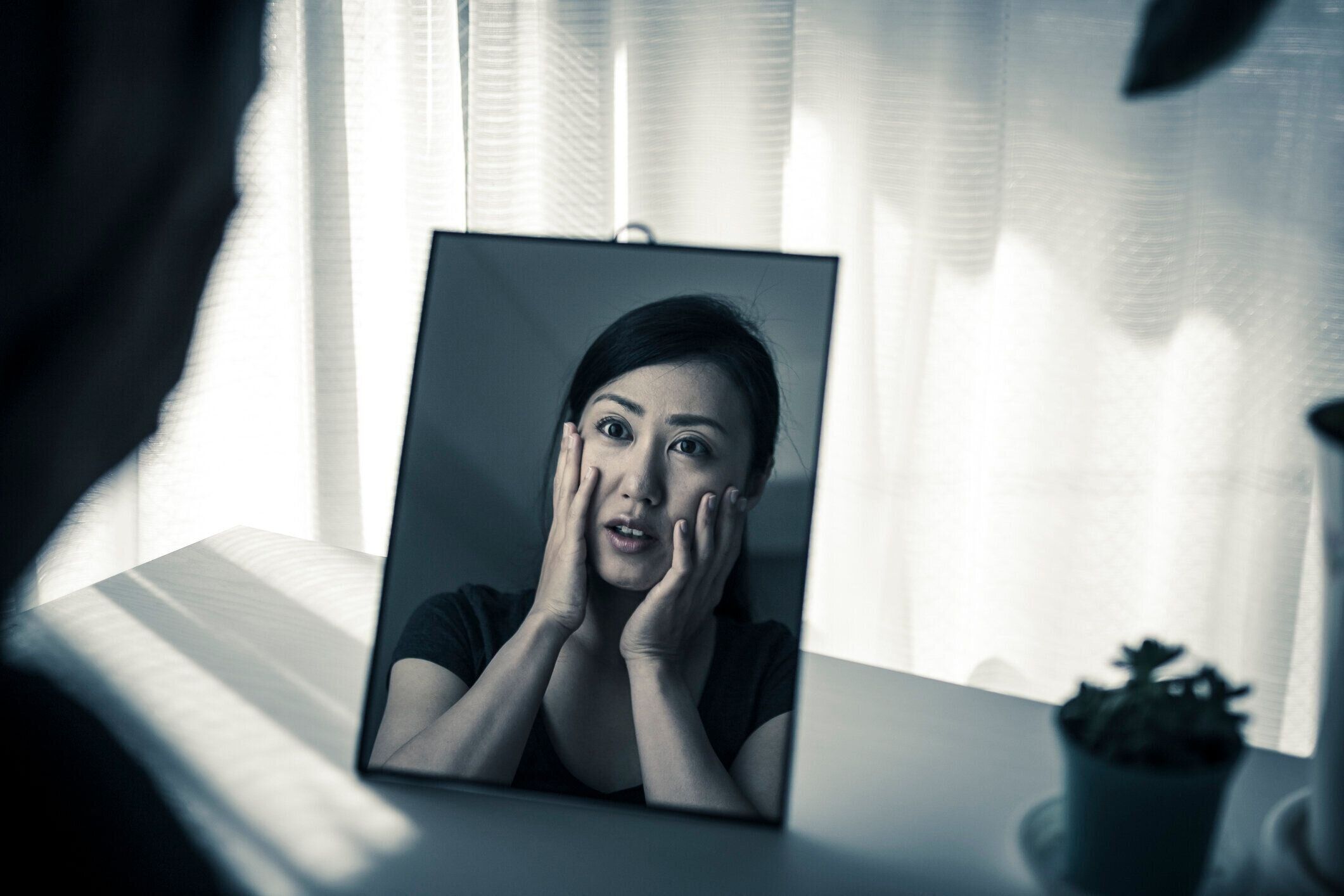 鏡を見てショックを受けた女性