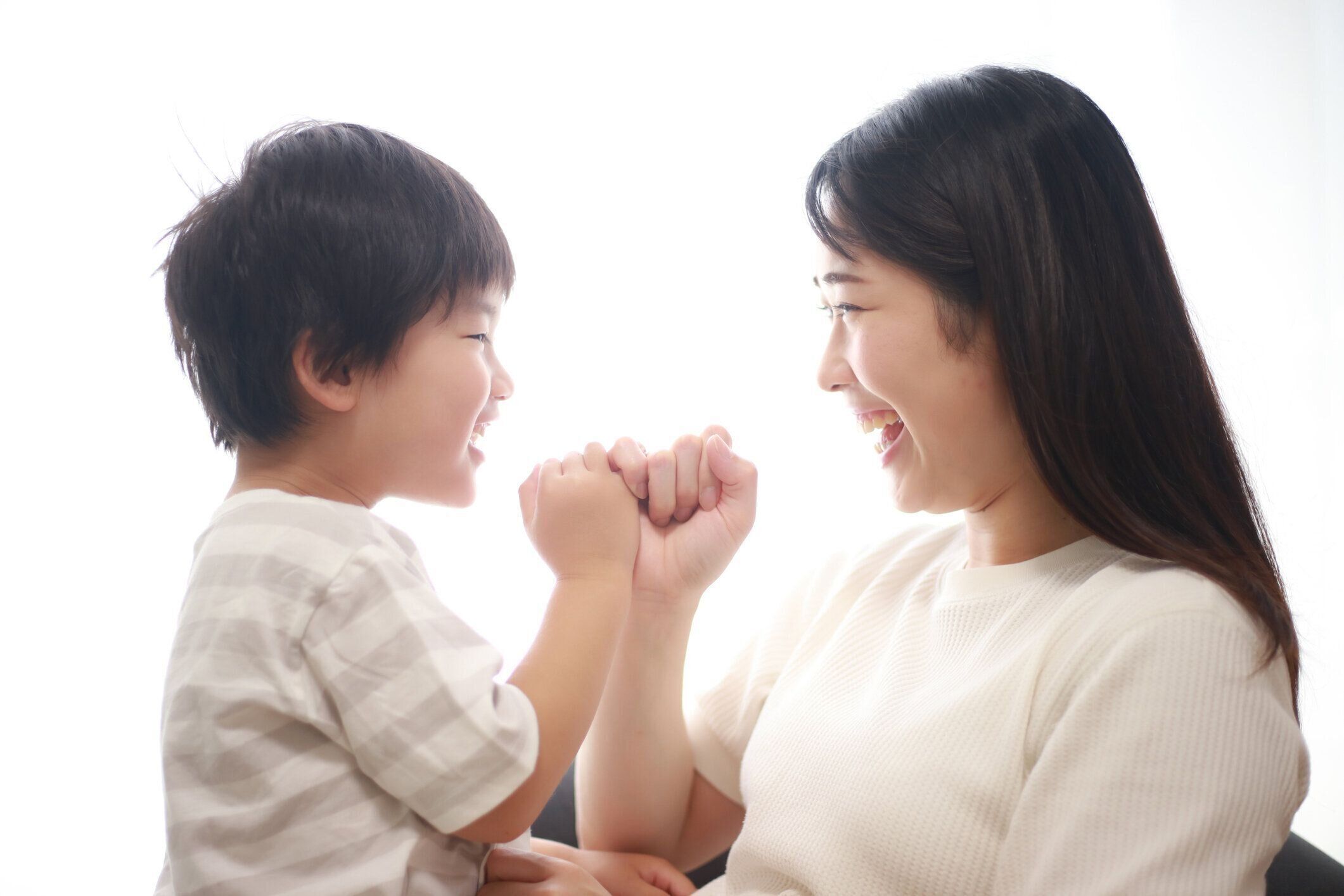 指を切る親子