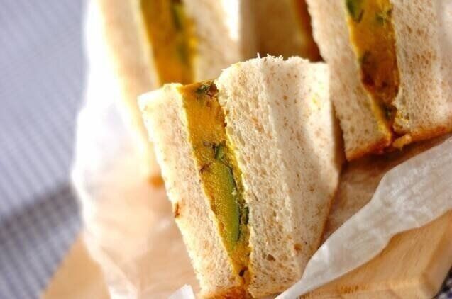 クリームチーズ入りカボチャのいとこ煮サンドイッチ