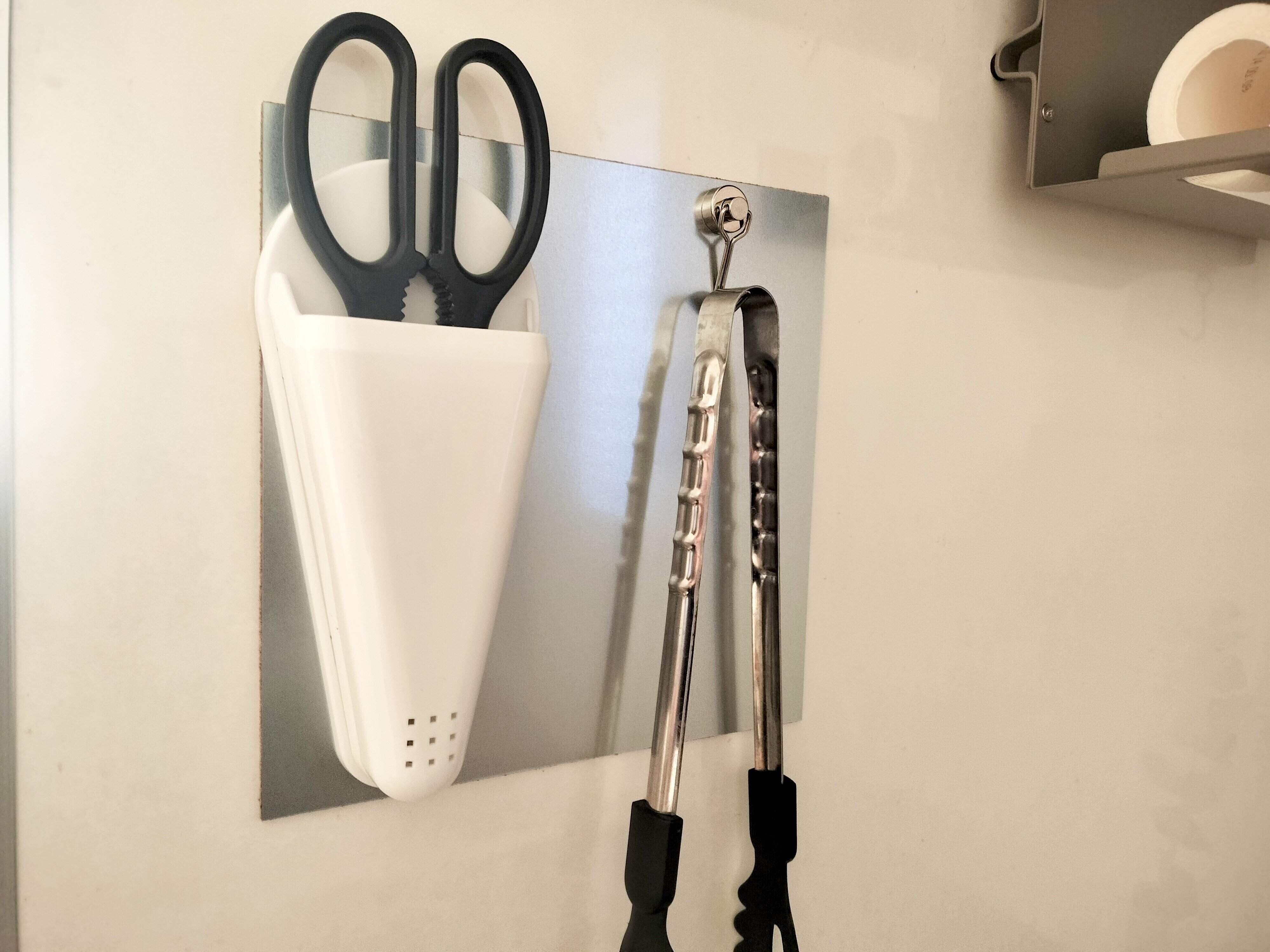 スチールタイルにキッチンばさみとトングをかけたところ