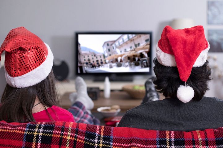 クリスマスの夜に家でテレビを見ている子供たち
