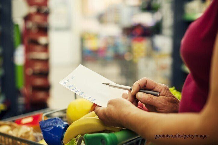 献立表を見ながら買い物する様子