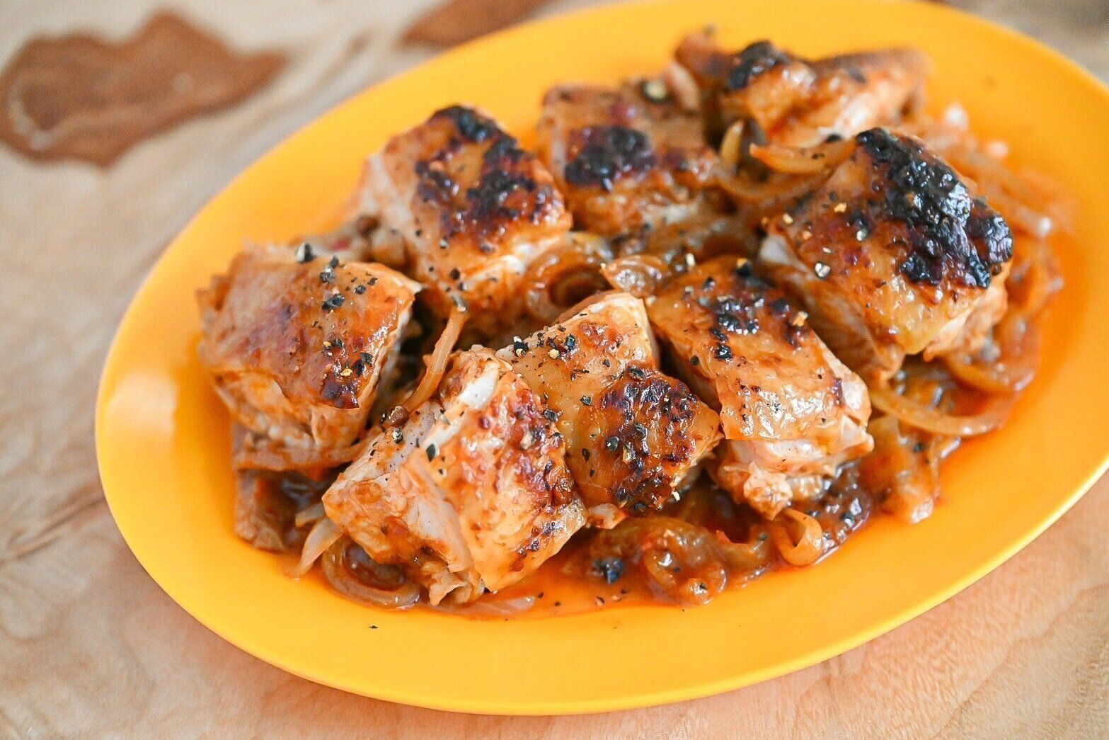 皿に盛られた完成したケイジャンチキン