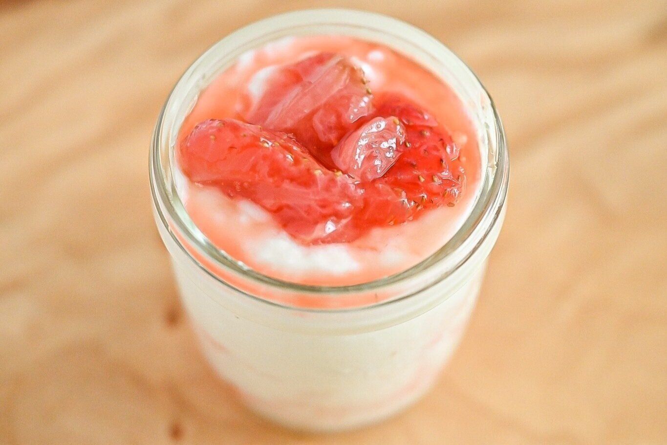 ガラス容器に入ったヨーグルトのいちごソースがけ