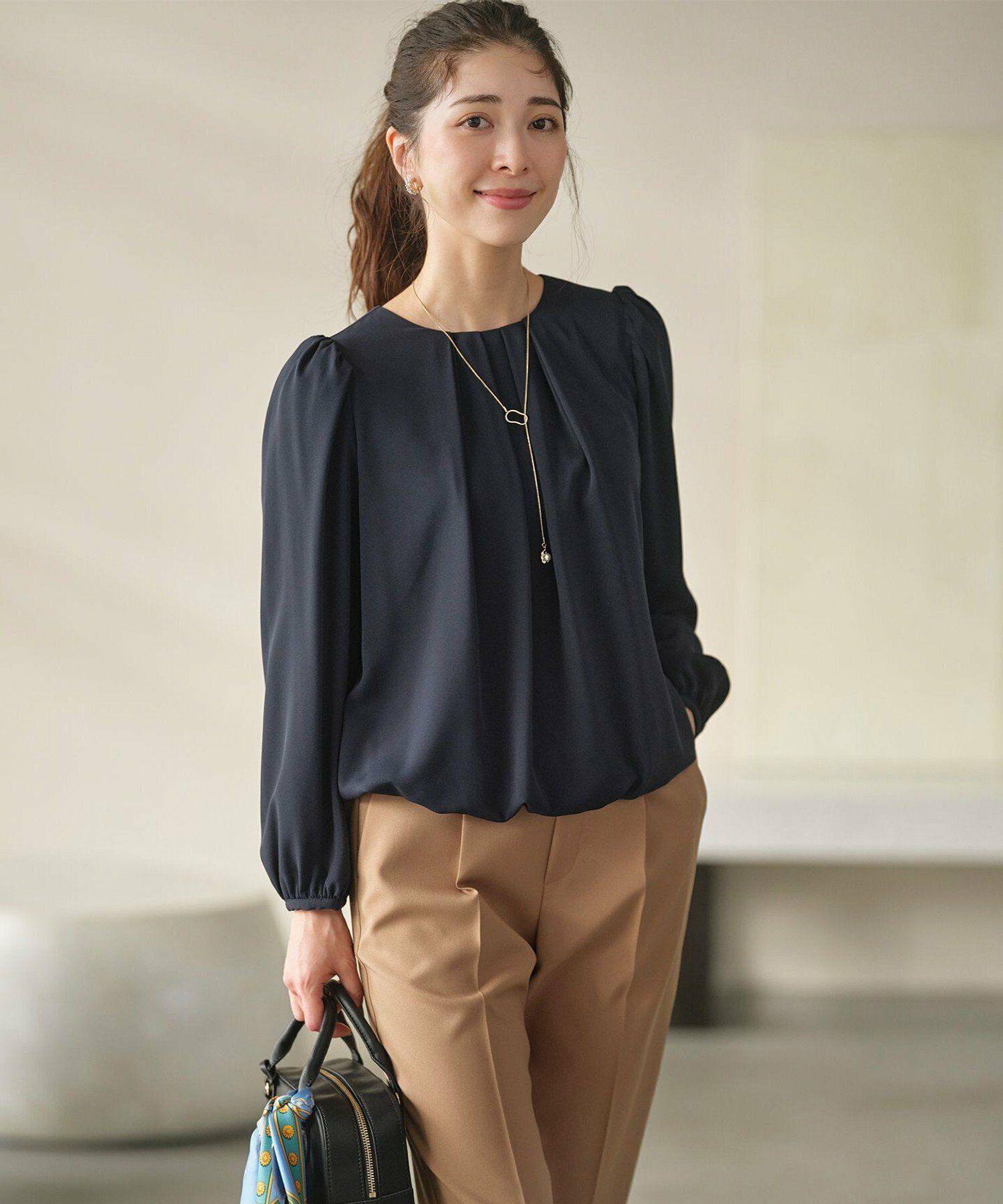 黒シャツコーデ　レディース