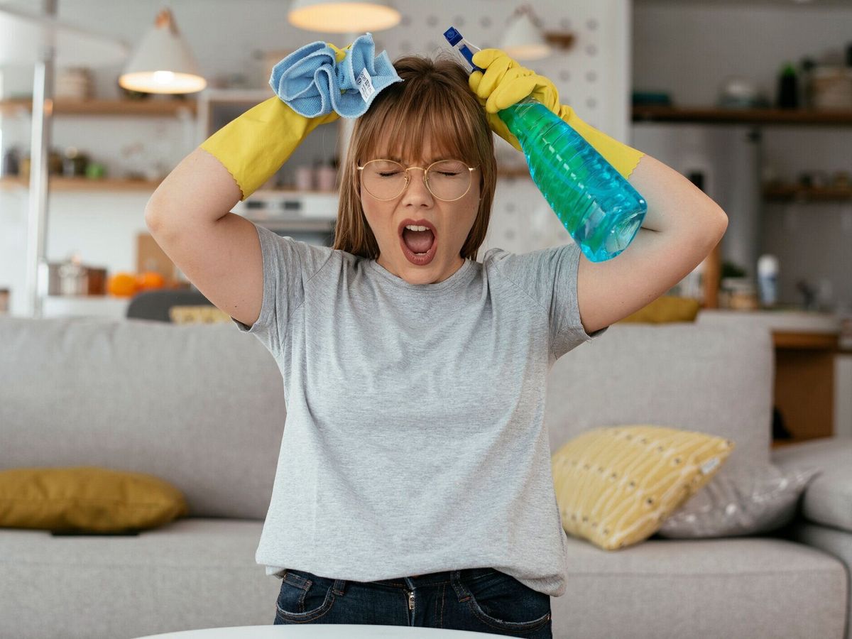 若い疲れた女性は家で。