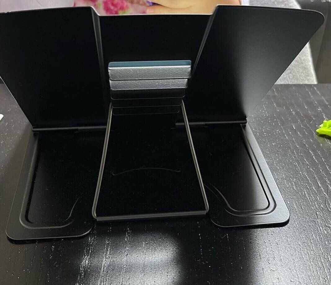 角度調整もできるシンプルなデザインのスタンド